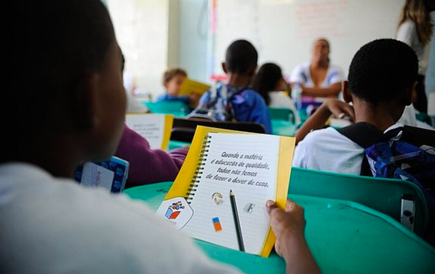 Reflexo do racismo, atraso escolar entre negros é maior na educação básica