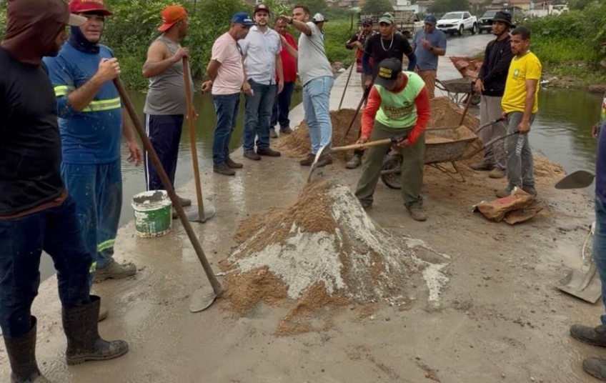 Prefeitura de Santana realiza reparo emergencial na passagem molhada da Santa Luzia