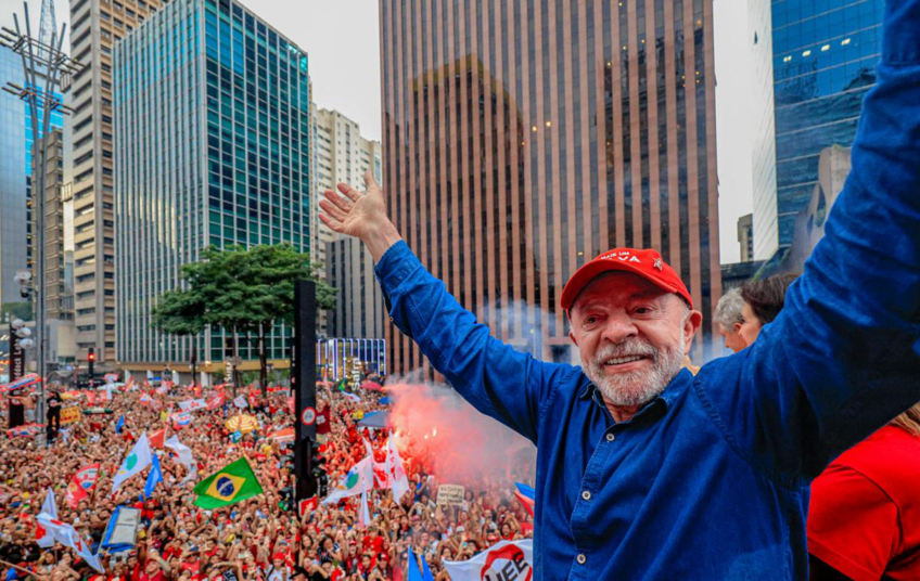 Lula supera Flávio Bolsonaro, conquista vitória épica e será presidente pela 4ª vez
